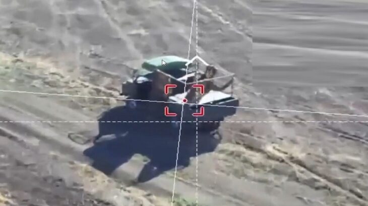 Ruské vozidlo v poli sledované ukrajinským dronem