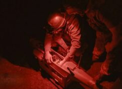 Ruský voják po tmě připravuje dron