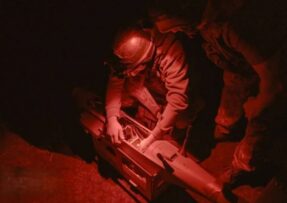 Ruský voják po tmě připravuje dron