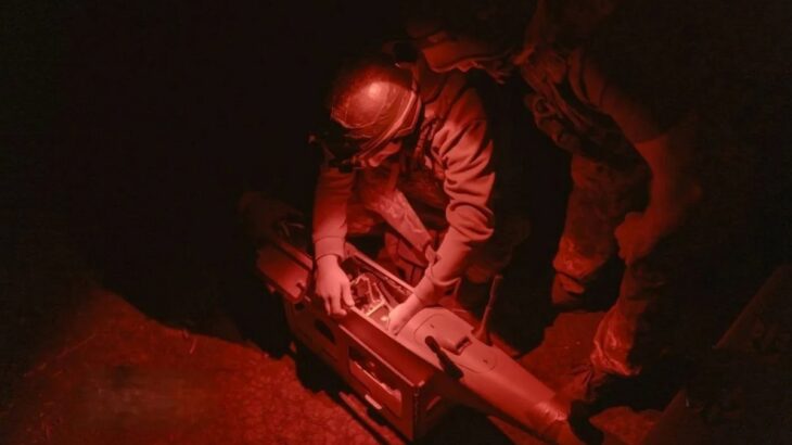 Ruský voják po tmě připravuje dron