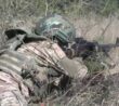 Ruský voják v trávě s kulometem PKM