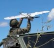 Ruský voják vypouští dron z auta