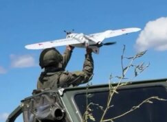 Ruský voják vypouští dron z auta