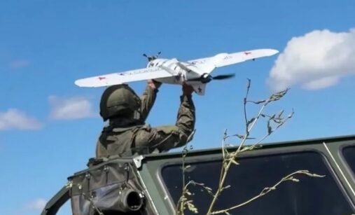 Ruský voják vypouští dron z auta
