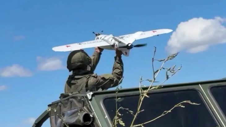 Ruský voják vypouští dron z auta