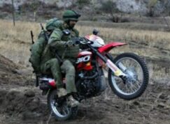 Rusové na motorce