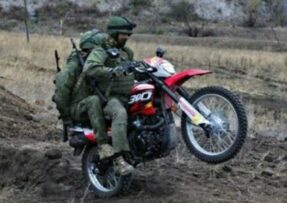 Rusové na motorce