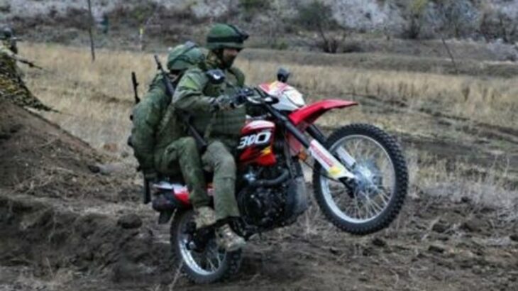 Rusové na motorce