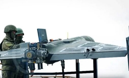 Ruští vojáci připravují dron Geran