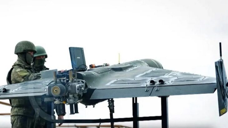 Ruští vojáci připravují dron Geran