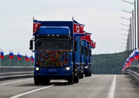 Severokorejské náklaďáky přes nově otevřený ruský most