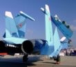 Ruský letoun Su-33 zaparkovaný na dráze