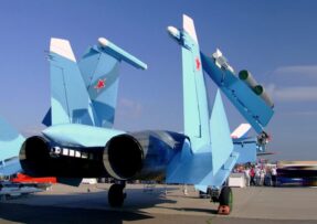 Ruský letoun Su-33 zaparkovaný na dráze
