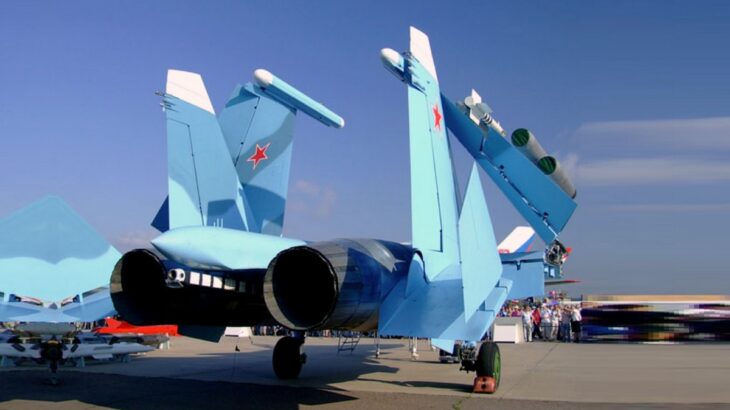 Ruský letoun Su-33 zaparkovaný na dráze