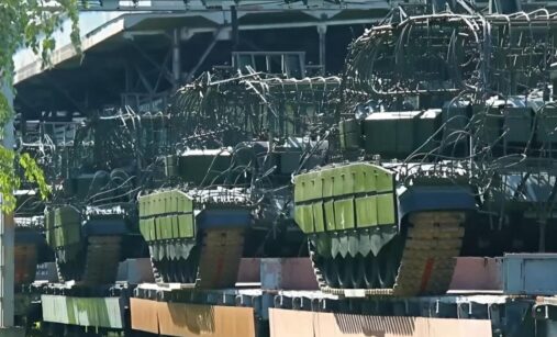 Ruské tanky T-73B3M na vlaku
