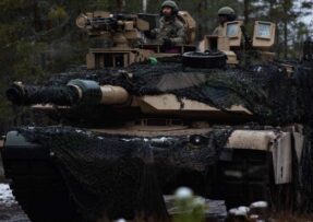 Tank Abrams s maskovací sítí