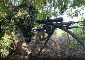 Ukrajinský voják s odstřelovací puškou Cadex CDX 33 Lite