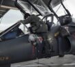 Ukrajinský pilot leze do letadla Alphajet