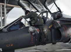 Ukrajinský pilot leze do letadla Alphajet