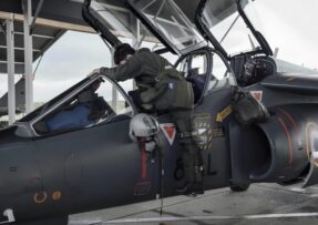 Ukrajinský pilot leze do letadla Alphajet