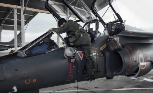 Ukrajinský pilot leze do letadla Alphajet