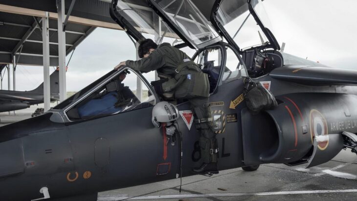 Ukrajinský pilot leze do letadla Alphajet
