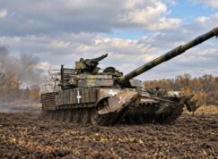 Ukrajinský tank T-64BV s pluhem MKT-6