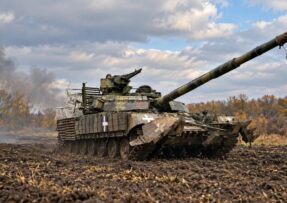 Ukrajinský tank T-64BV s pluhem MKT-6