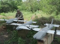 Ukrajinský voják s dronem H10 Poseidon