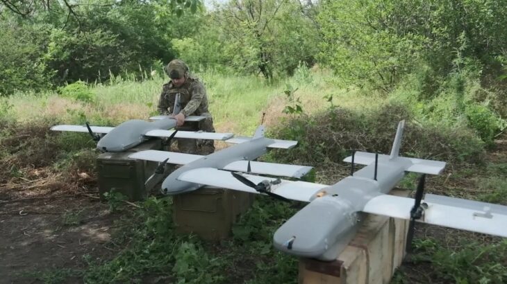 Ukrajinský voják s dronem H10 Poseidon