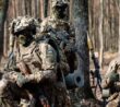 Ukrajinští vojáci s útočnými puškami a RPG-7