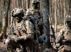Ukrajinští vojáci s útočnými puškami a RPG-7