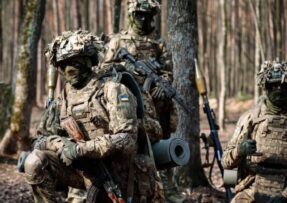 Ukrajinští vojáci s útočnými puškami a RPG-7