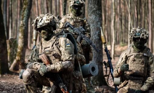 Ukrajinští vojáci s útočnými puškami a RPG-7