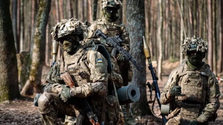 Ukrajinští vojáci s útočnými puškami a RPG-7