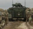 Ukrajinští vojáci postupují za vozidlem Marder 1A3