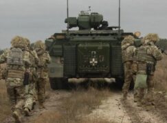 Ukrajinští vojáci postupují za vozidlem Marder 1A3
