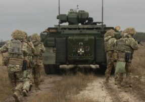 Ukrajinští vojáci postupují za vozidlem Marder 1A3