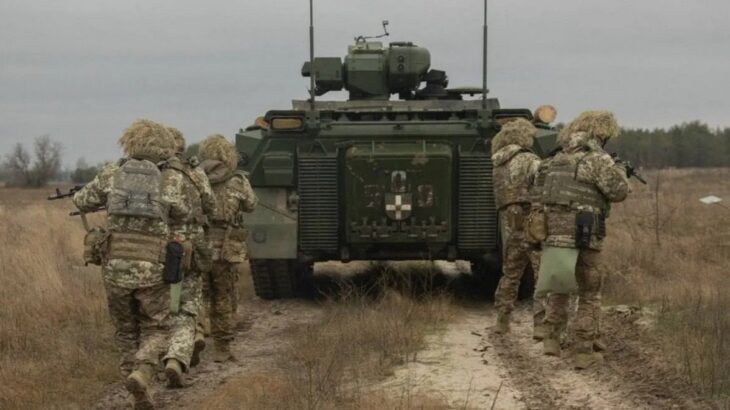 Ukrajinští vojáci postupují za vozidlem Marder 1A3