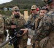Američtí mariňáci při letecko-pozemní operaci