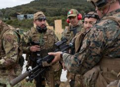 Američtí mariňáci při letecko-pozemní operaci