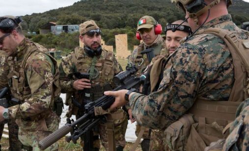 Američtí mariňáci při letecko-pozemní operaci