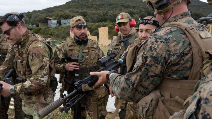 Američtí mariňáci při letecko-pozemní operaci