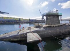 Britská ponorka Vanguard v přístavu
