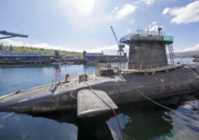 Britská ponorka Vanguard v přístavu