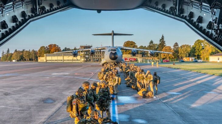 Britští a francouzští výsadkáři poblíž letadla A400M během cvičení Rhino Titan, říjen 2026