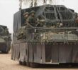 Ruské obrněné transportéry BTR-82A vybavené továrně instalovanými komplexními protidronovými ochrannými sadami