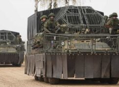 Ruské obrněné transportéry BTR-82A vybavené továrně instalovanými komplexními protidronovými ochrannými sadami