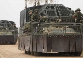 Ruské obrněné transportéry BTR-82A vybavené továrně instalovanými komplexními protidronovými ochrannými sadami
