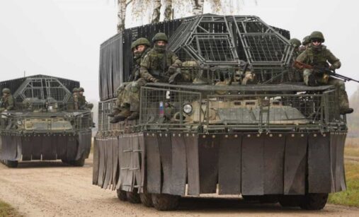 Ruské obrněné transportéry BTR-82A vybavené továrně instalovanými komplexními protidronovými ochrannými sadami